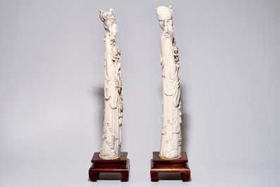 Een paar grote Chinese ivoren sculpturen van een man en vrouw, ca. 1900